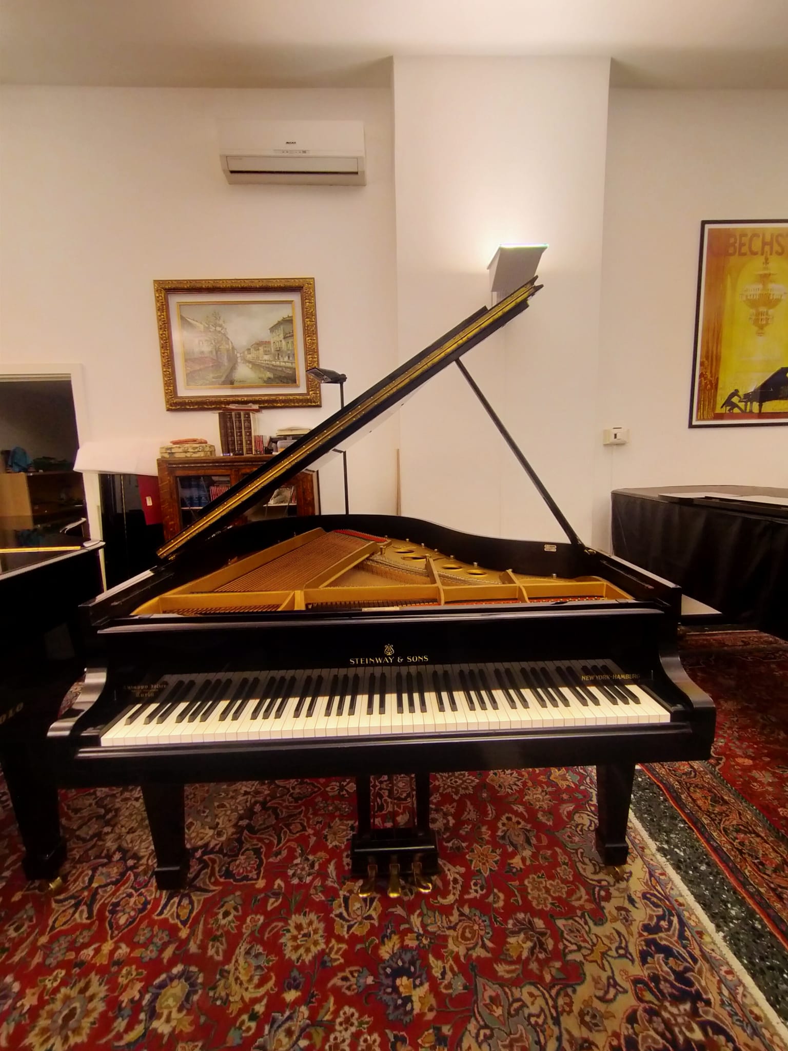 Steinway & Sons modello O